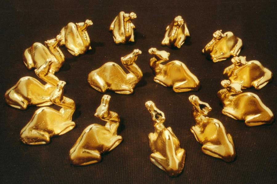 Camel figures in 22 carrat gold